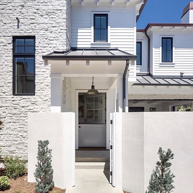 外壁リフォームで憧れの輸入住宅のような家に ラップサイディングを上から張るだけカバー工法でおしゃれに変身した事例も紹介 ソトメイク