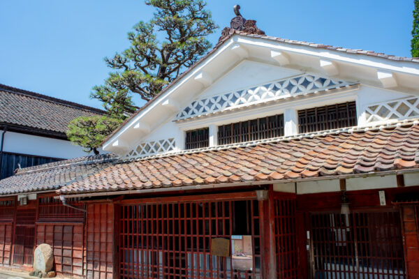 赤色の外壁の家は日本に似合う？おしゃれな事例写真を見て色選びの参考にしよう