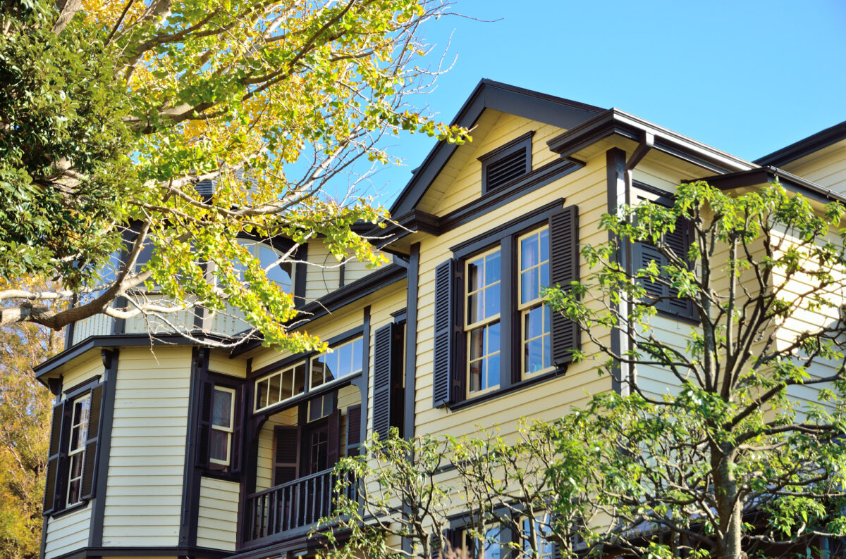 クラシックな洋館みたいな外観の家に住む 横浜や神戸の洋館 夢を叶えた家づくりの事例を紹介 ソトメイク